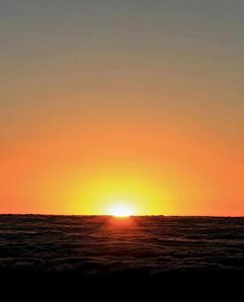 雲に沈む夕日 雲に沈む夕日の写真