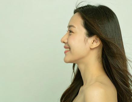 髪がなびいている 若い笑顔の女性 7 髪がなびいている 若い笑顔の女性 7の写真