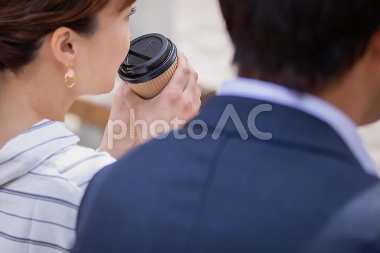 カジュアルビジネスの会社員 コーヒー,飲む,温まるの写真素材