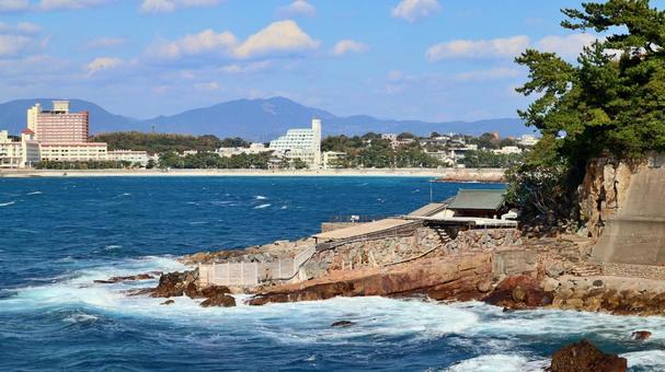 南紀白浜温泉崎の湯と青い海の風景 南紀白浜温泉崎の湯と青い海の風景の写真