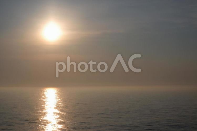 船上の朝日１ 朝日,海,日の出の写真素材