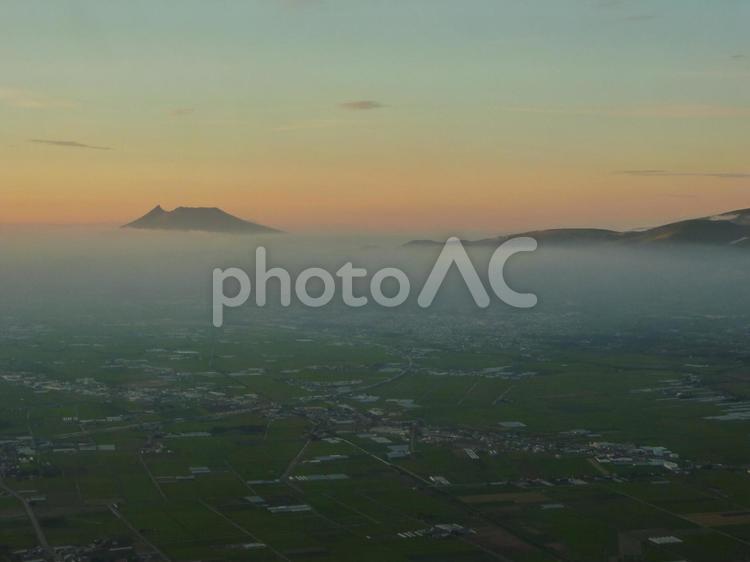 空撮　霞の上の駒ヶ岳と横津連峰2012 駒ヶ岳,横津連峰,夕暮れの写真素材
