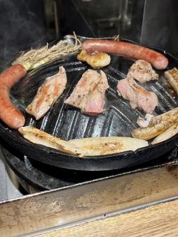 ジンジスカン ジンジスカン ジンジスカン,羊肉,焼肉の写真素材