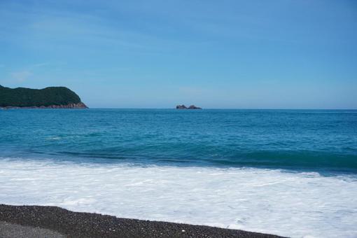白波が押し寄せる美しい海岸 白波が押し寄せる美しい海岸の写真