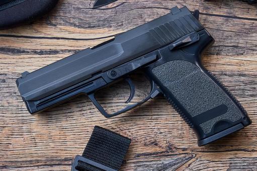 木製テーブルの上のハンドガン 銃,拳銃,ハンドガンの写真素材