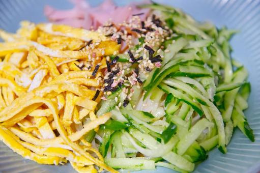 横から撮った冷やし中華 横から撮った冷やし中華 冷やし中華,卵,ハムの写真素材