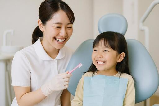 子どもに歯磨き指導をする歯科衛生士 子どもに歯磨き指導をする歯科衛生士の写真