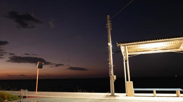 黄昏に染まる海沿いの駅 黄昏に染まる海沿いの駅 海,海沿い,夕景の写真素材