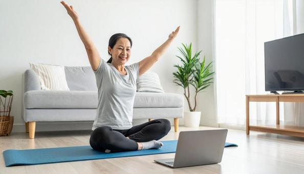 リビングでヨガをする日本人女性の写真