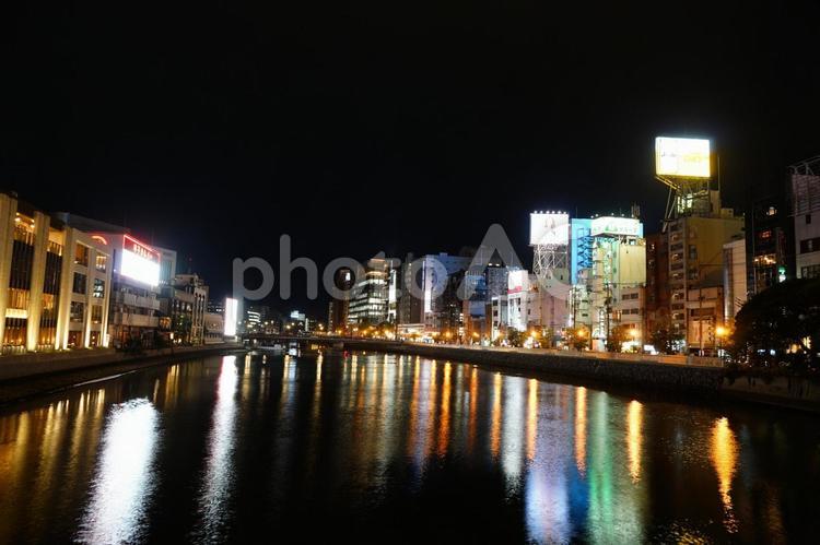 福岡市の那珂川と屋台が並ぶ右岸の中州 福岡,那珂川,川の写真素材