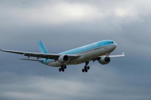 午後の空に響くエンジン音 飛行機,航空機,旅客機の写真素材