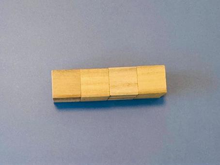 横並びの4つのウッドブロック 横並びの4つのウッドブロックの写真