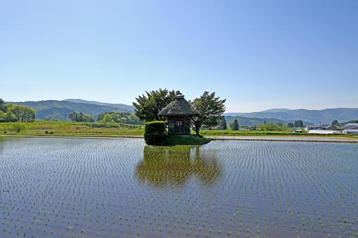 岩手・遠野市 荒神神社(春・5月) 岩手・遠野市 荒神神社(春・5月) 荒神神社,田園,田園風景の写真素材