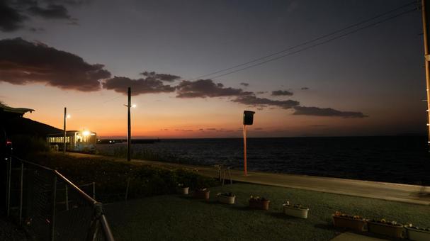 海辺の夕暮れ、列車が走る駅 海辺の夕暮れ、列車が走る駅 海沿い,夕景,駅の写真素材
