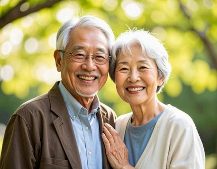 仲の良いご年配の夫婦 仲の良いご年配の夫婦の写真