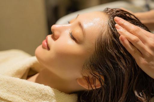 ヘッドスパを受ける女性-12 ヘッドスパを受ける女性-12の写真