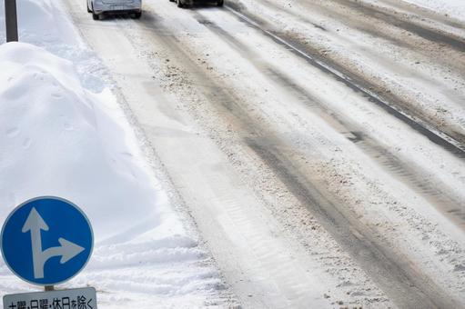 冬の車道 冬,雪,積雪の写真素材