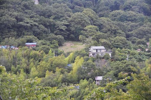 山の斜面に建つ家 山の斜面に建つ家 山,家,別荘の写真素材
