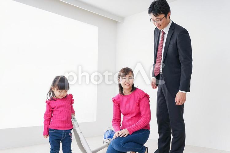 仕事に行くお父さんと母娘 ママ,家族,男の人の写真素材