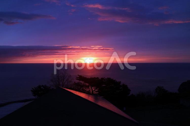 水平線に沈む夕日 水平線,夕日,夕焼けの写真素材