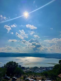 太陽が降り注ぐ諏訪湖と立石公園からの絶景 太陽が降り注ぐ諏訪湖と立石公園からの絶景 諏訪湖,湖,立石公園の写真素材