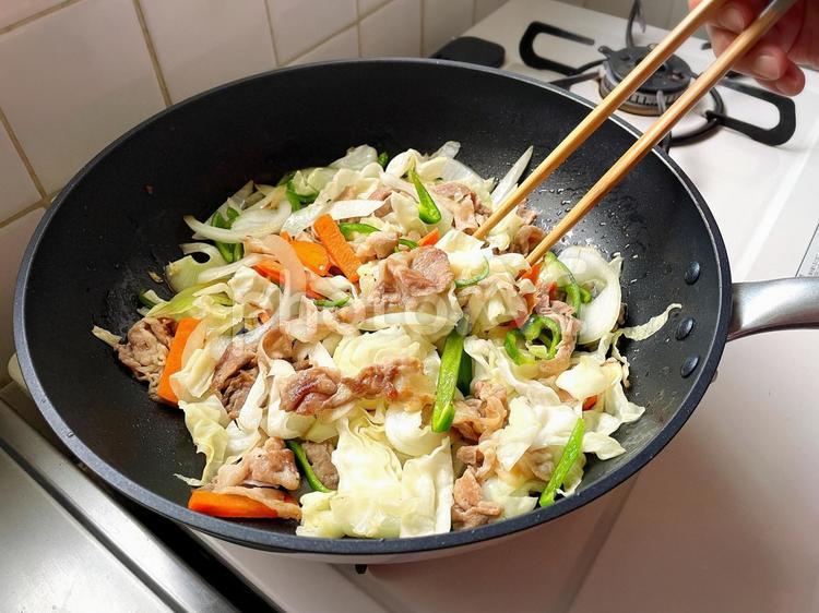 フライパンで野菜炒めを作る様子 料理中,野菜炒め,フライパンの写真素材