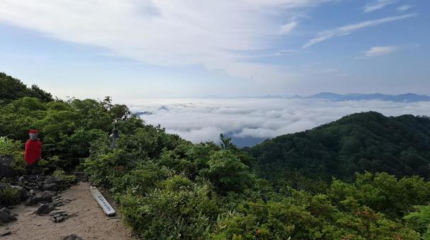 山頂から見る雲海 山頂から見る雲海 登山,登山道,縦走路の写真素材