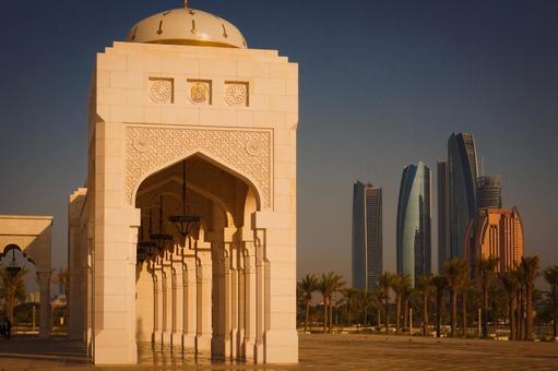 宮殿と近代都市の対比 カスル・アル・ワタン,ドーム,イスラム建築の写真素材