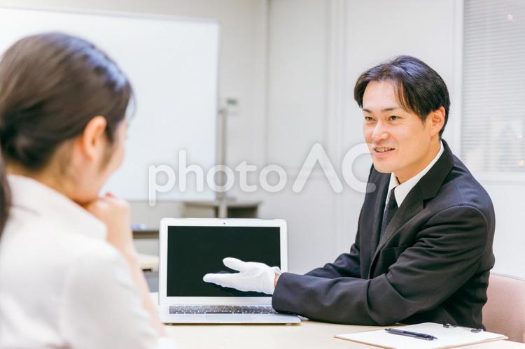 打ち合わせをする白手袋をつけた男性 鑑定士,質屋,鑑定の写真素材