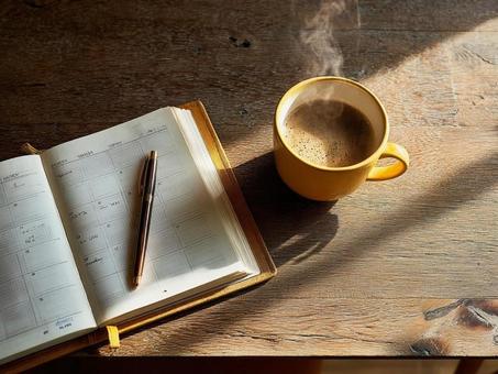 カフェのデスクとメモの写真