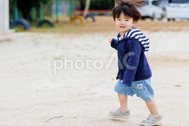 グランドを走り回る男の子 グランド,男の子,子供の写真素材