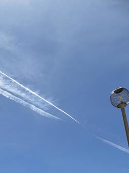 飛行機雲 飛行機雲 空,飛行機雲,雲の写真素材