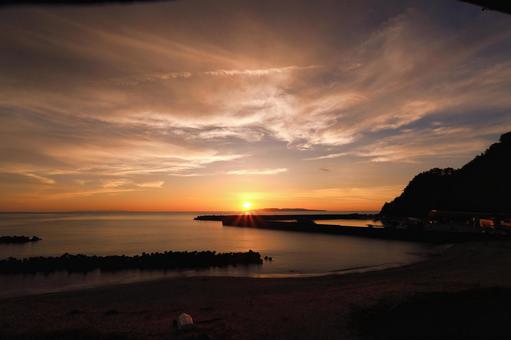 日本海の夕日(新潟県村上市笹川流れ) 日本海の夕日(新潟県村上市笹川流れ) 夕日,夕焼け,日本海の写真素材