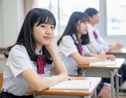教室で授業を受ける女子高生 教室で授業を受ける女子高生の写真