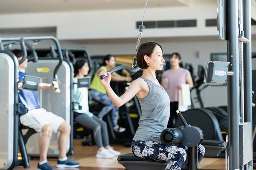 ジムでトレーニングするミドルの女性 ジム,筋トレ,フィットネスの写真素材