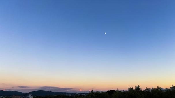 夕暮れの空。月と山のある風景 夕暮れの空。月と山のある風景 日没,月,夕暮れの写真素材