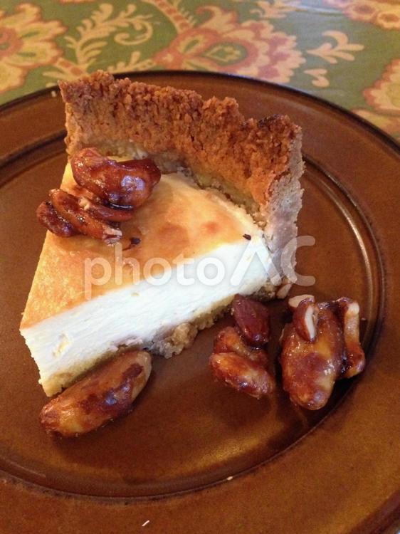 ごろごろ大きなナッツをのせたクラシックなベイクドチーズケーキ アメリカン,アンティーク,グルメの写真素材