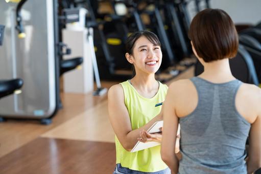 ジムでカウンセリングする若いスタッフ ジム,フィットネス,カウンセリングの写真素材