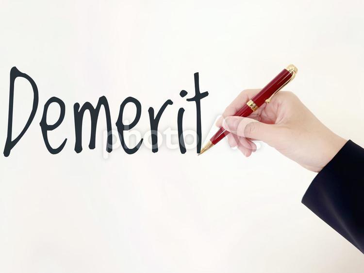 Demeritと書く女性の手 デメリット,ビジネス,demeritの写真素材