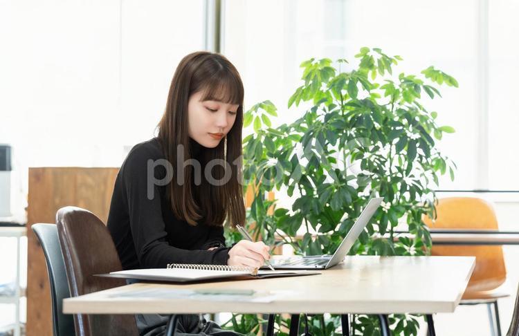 パソコンを使う女性・ビジネスウーマン 女性,パソコン,仕事の写真素材