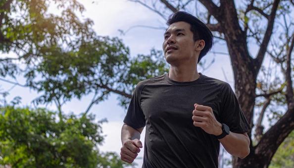 ジョギングする日本人男性 ジョギングする日本人男性の写真