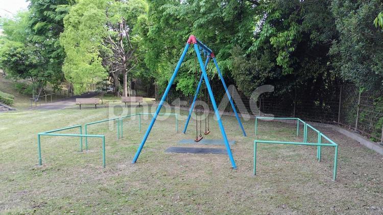 遊具と住宅地の公園⑤ ブランコ,遊具,公園の写真素材