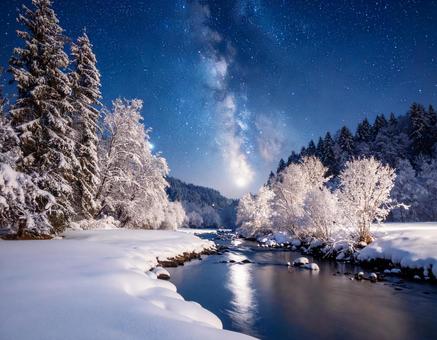 星空と雪化粧をした大自然の写真素材 星空と雪化粧をした大自然の写真素材の写真