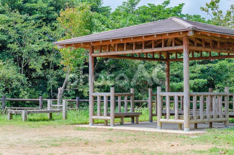 公園のあずまや 東屋,公園,ベンチの写真素材