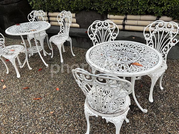 白いテーブルとイス テーブル,イス,屋外の写真素材