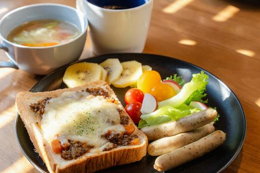 ミートトーストの朝食 ミートトーストの朝食 朝食,洋風朝食,ミートトーストの写真素材