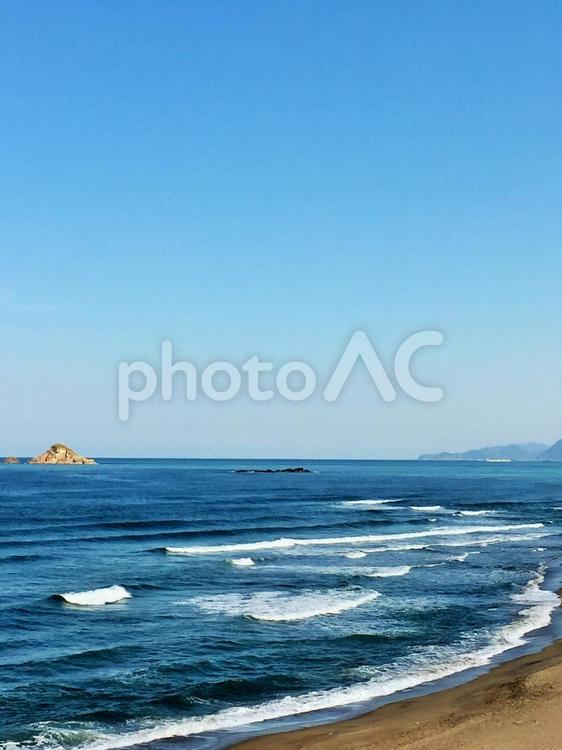 青空と日本海 波打ち際,日本海,砂浜の写真素材