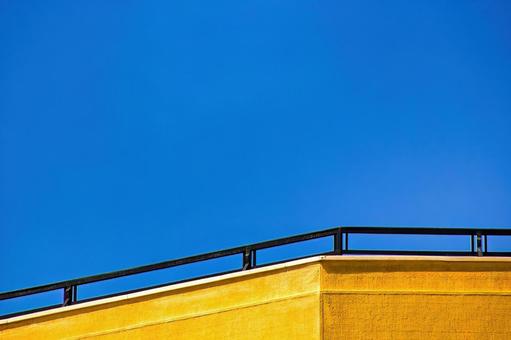 快晴の青空の下にある屋上 屋上,青空,無人の写真素材