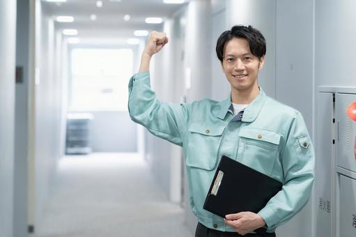 メンテナンスをする若い男性エンジニア メンテナンスをする若い男性エンジニアの写真