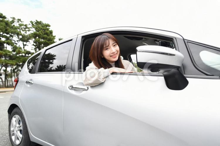 笑顔で運転する若いアジア人女性の車内風景 女性,車内,ドライブの写真素材